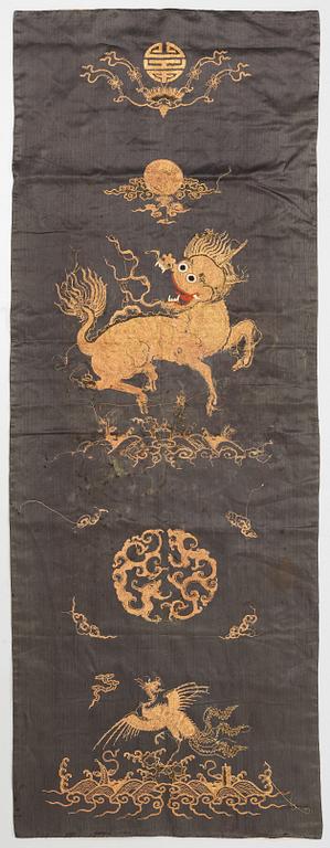 A Chinese emboridered silk chair cover, Qing dynasty, 19th century.