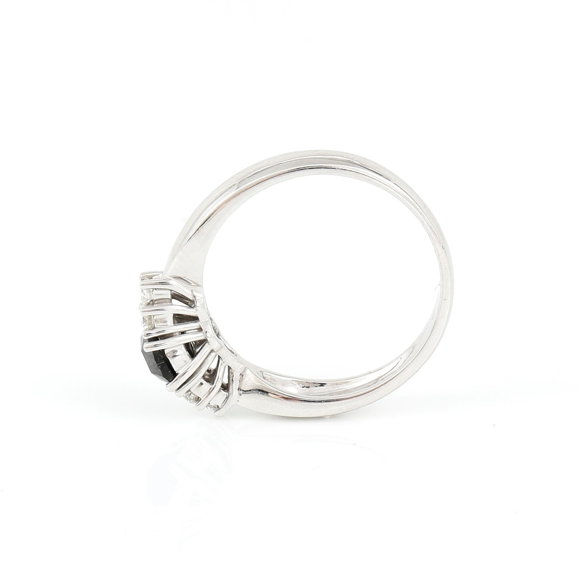 RING, 18K vitguld med svart diamant 0,49 ct och briljantslipade diamanter tot ca 0,19 ct.