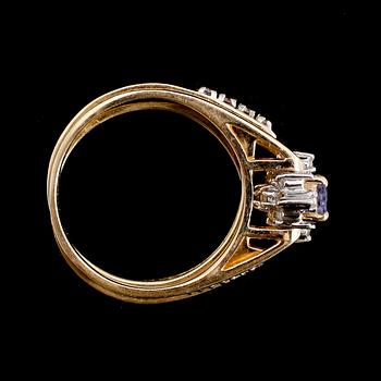 RING, 14 k guld, med briljantslipade diamanter och blå safir.