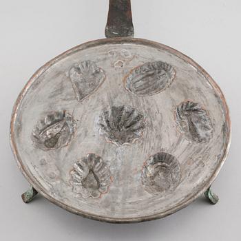 A copper cake tin, 19th century.
