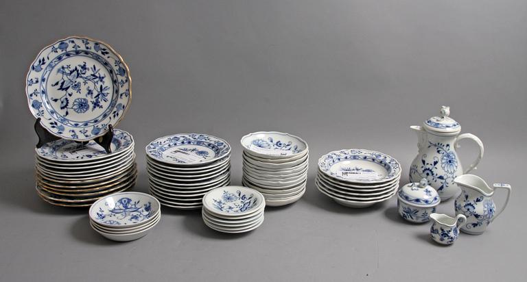 SERVISDELAR,ca 60 delar. Meissen "Lökmönstret".