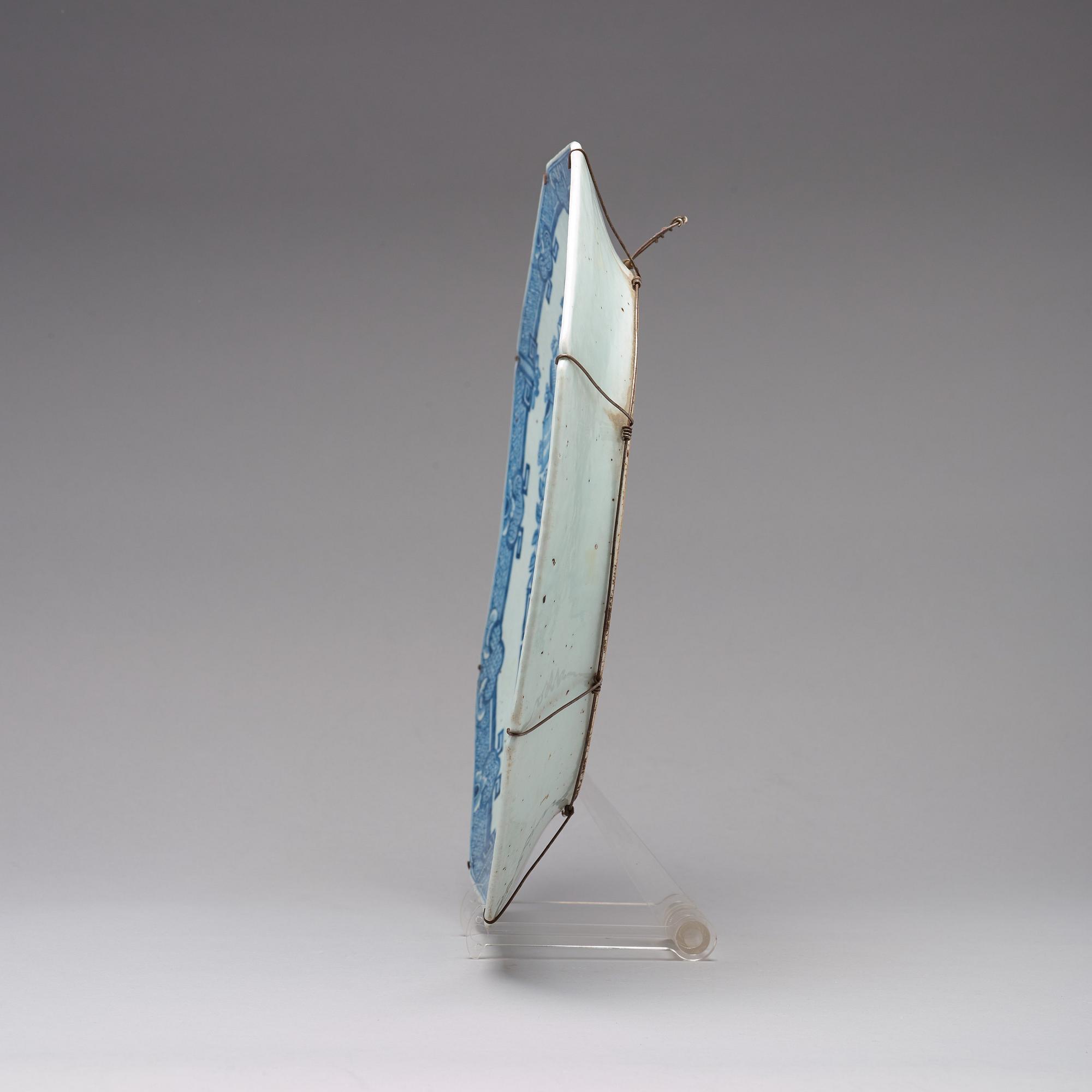 A blue and white serving dish, Qing dynasty, Qianlong (1736-95).