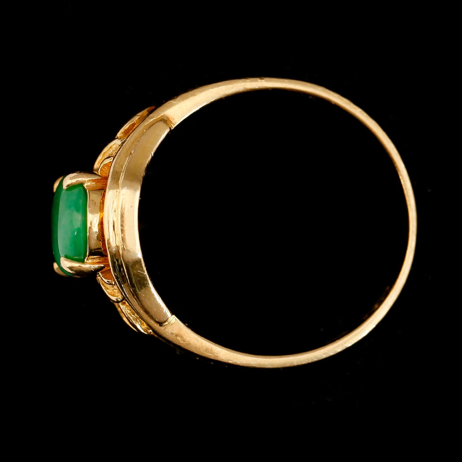 RING, 18K guld, nefrit. Total vikt ca 5 g.