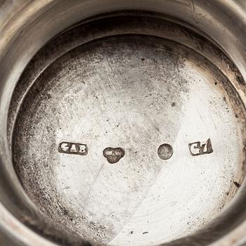 A swedish silver beaker with mark of GAB 1909 and a swedish royal letter from 1943.