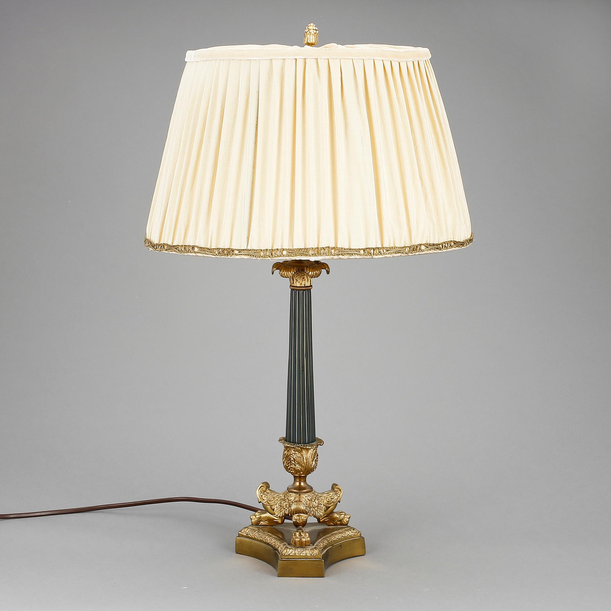 BORDSLAMPA, mässing, senempirestil, 1900-talets första hälft.