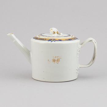 A blue and white teapot with cover, Qing dynasty, Jiaqing (1796-1822).