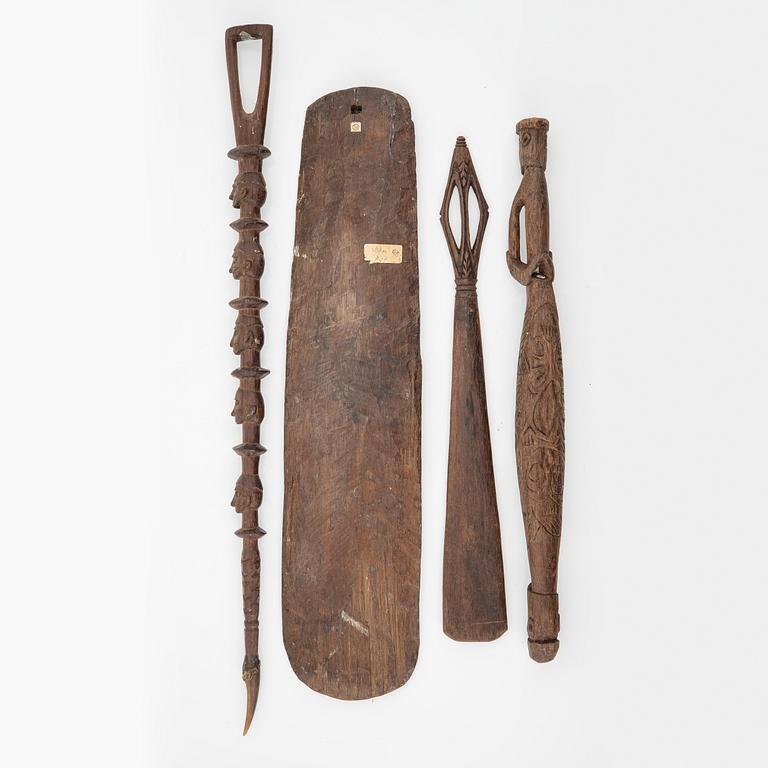 Skulpterade objekt, fyra stycken, trä. Asmat, Indonesien, Jakarta, 1900-tal.