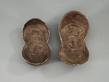 MYNT/TACKOR, två stycken, silver. Qing dynastin (1644-1912).