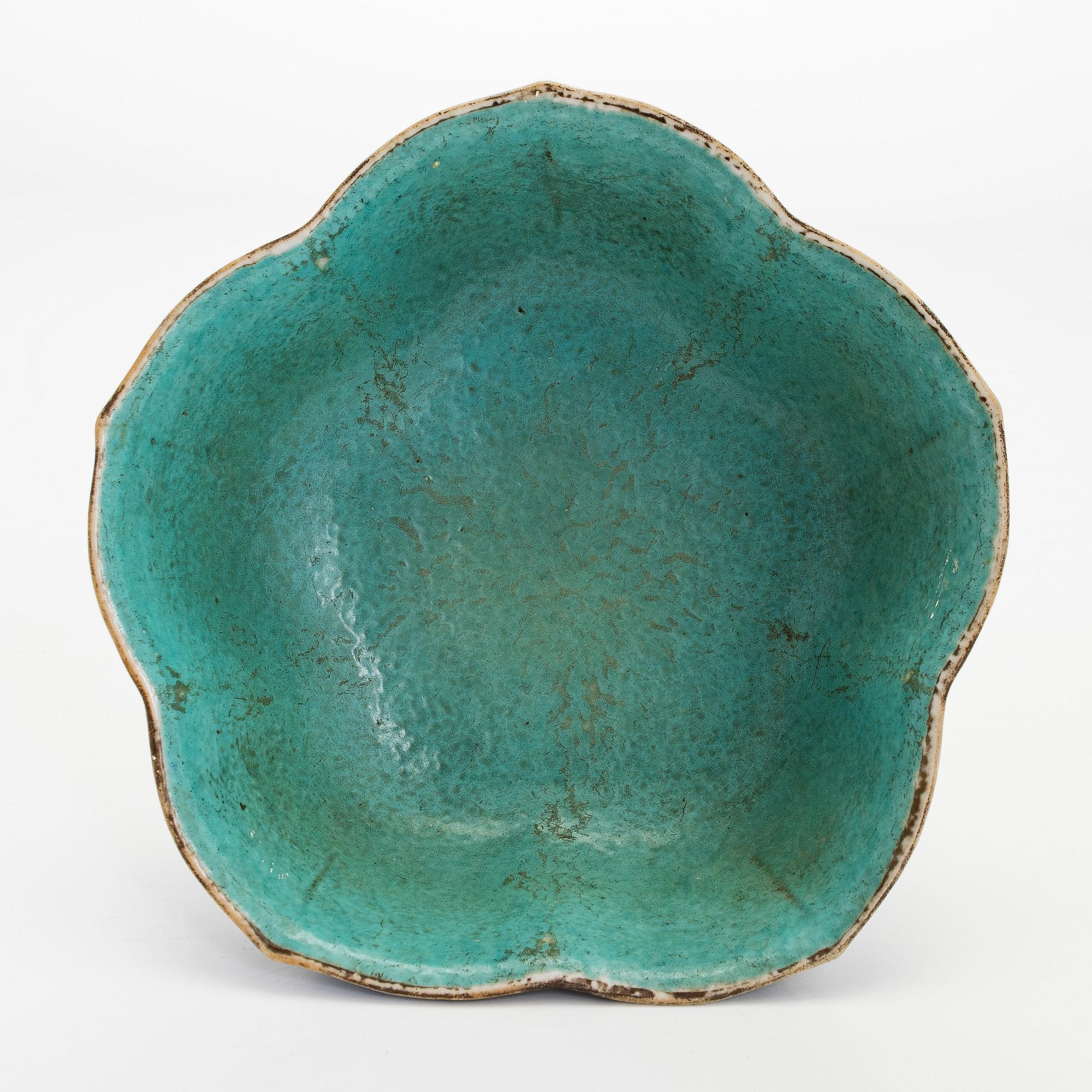 A porcelain bowl China, 19th century.
