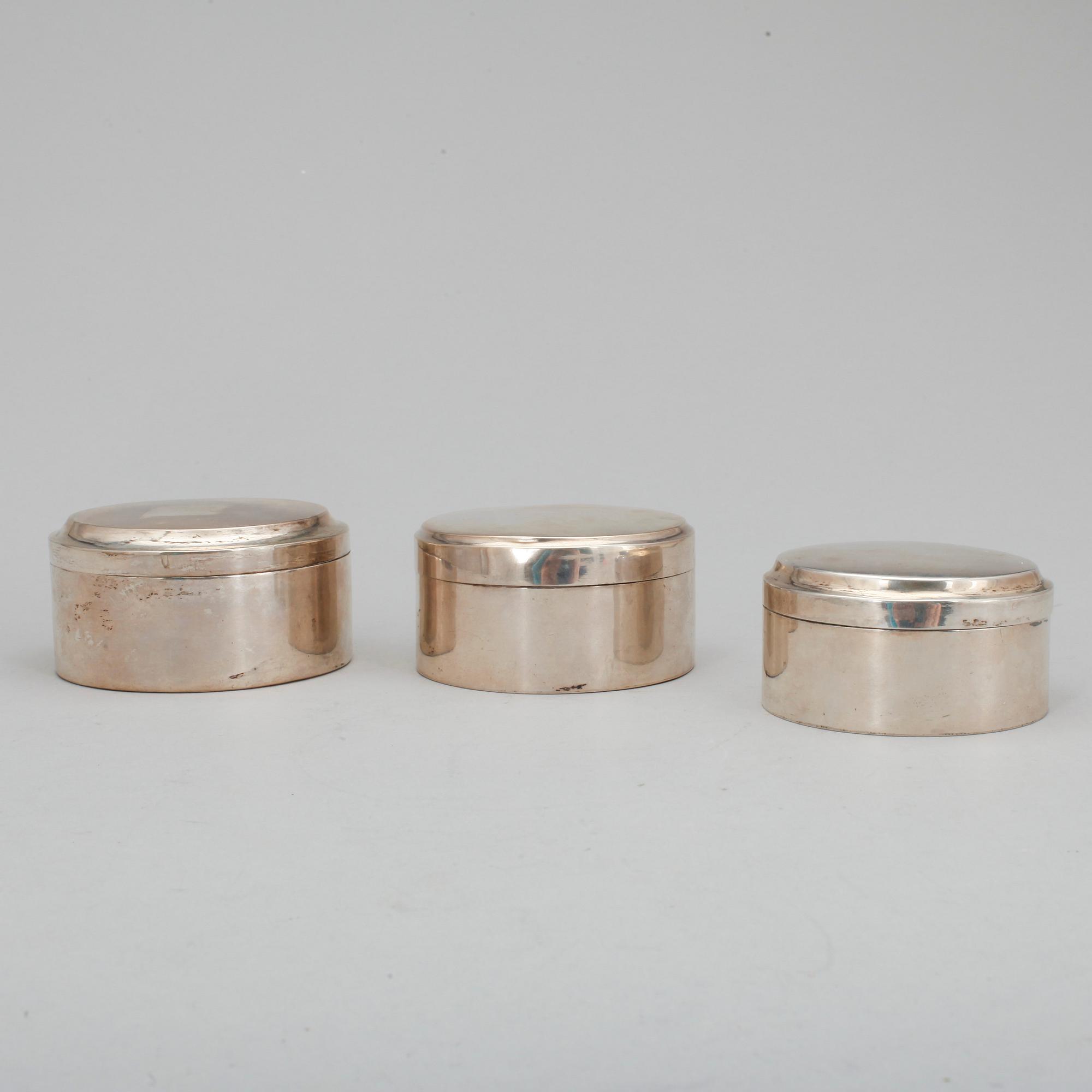 TOILETTEDOSOR, 3 st, silver, olika mästare, bla Petter Adolf Sjöberg, Stockholm. Sverige 1818-41. Tot ca 256 gram.