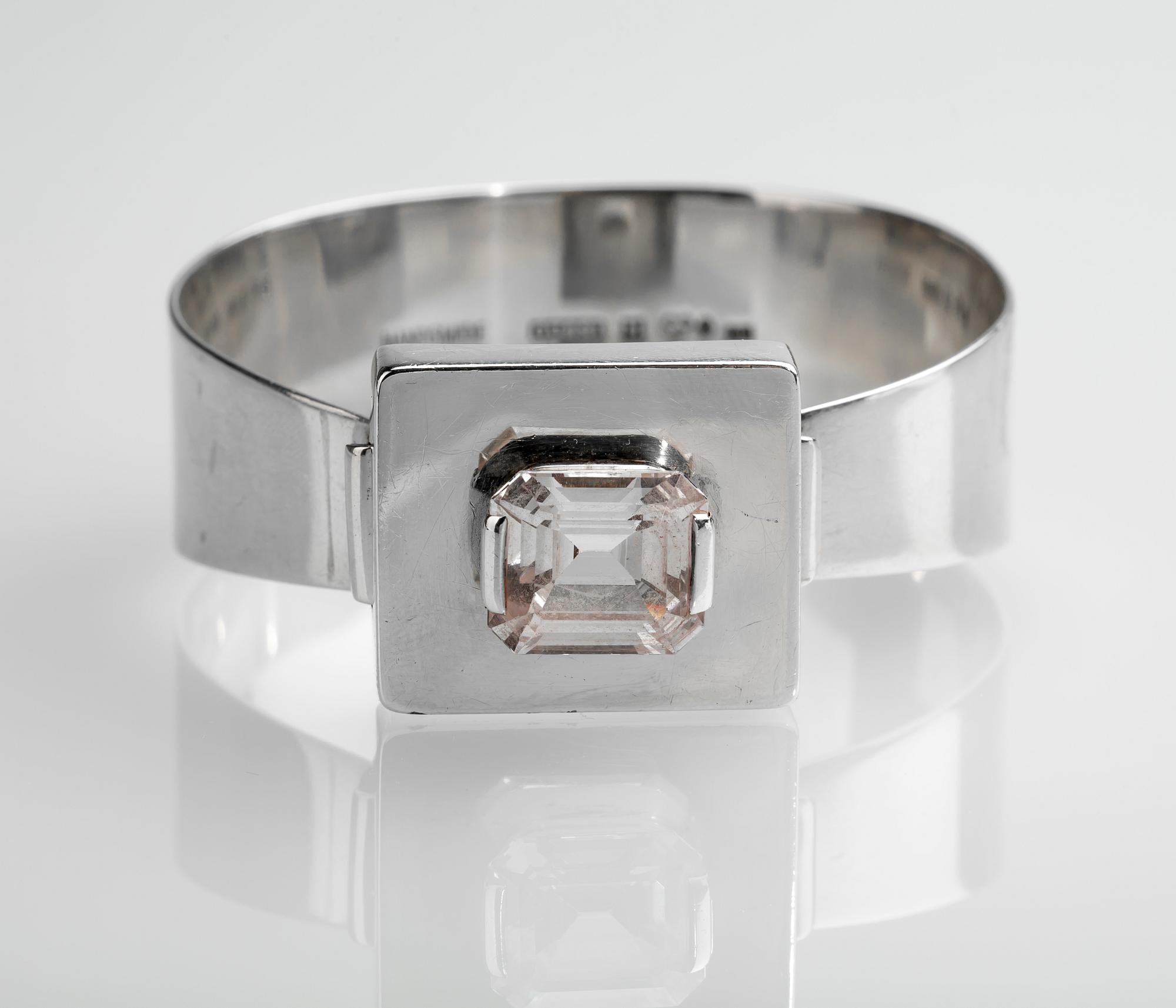 ARMRING, sterlingsilver med fasettslipad vit sten. Gussi, Malmö, 1964. Vikt ca 40 g.