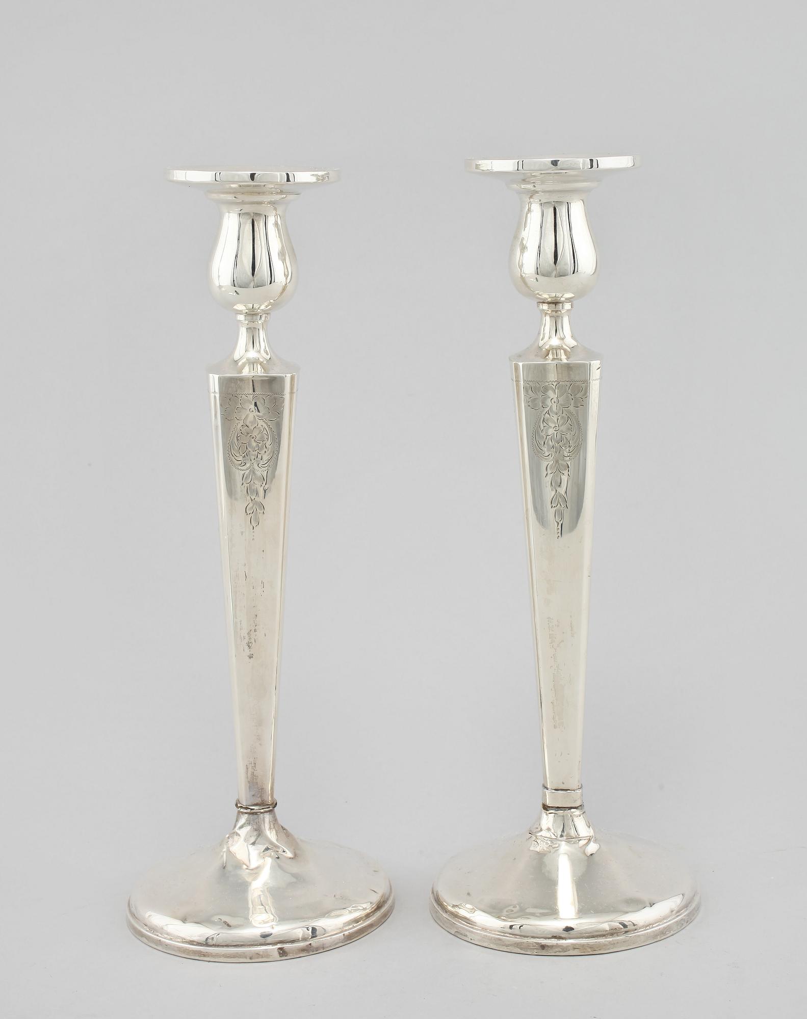 LJUSSTAKAR, ett par, silver, England, 1900-tal.