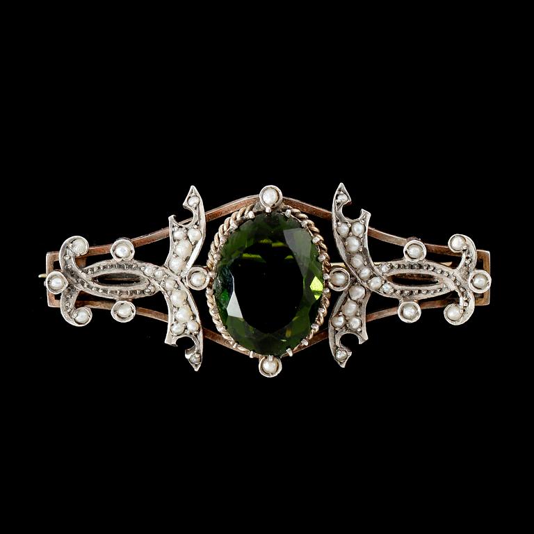 BROSCH, förgyllt silver, med orientpärlor och grön sten, sekelskiftet 1900.