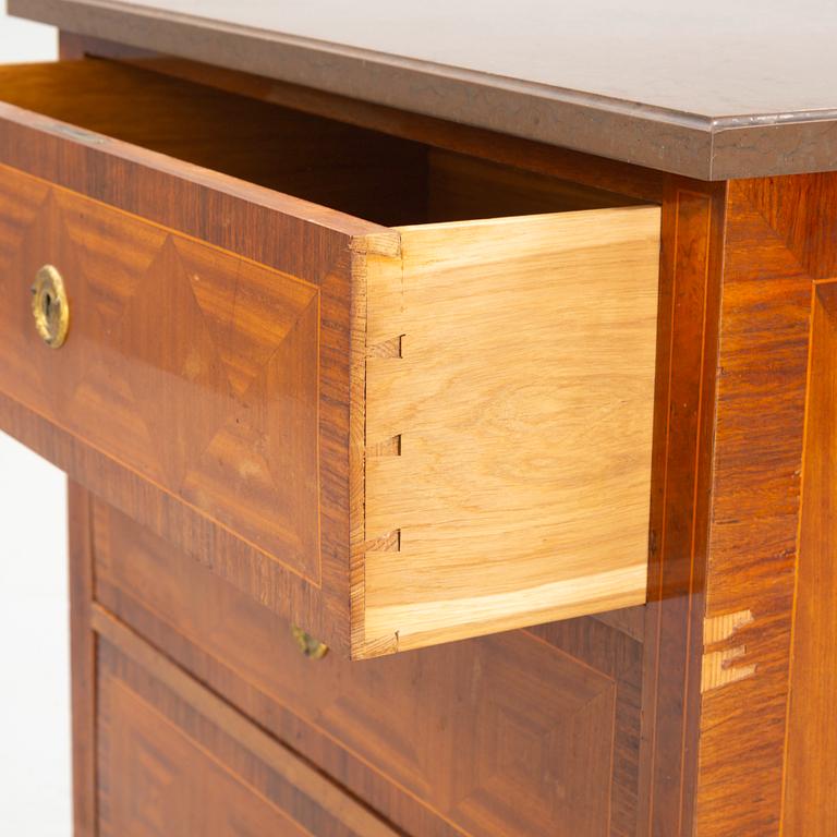 Chest of drawers, Gustavian style, first half of the 20th century.