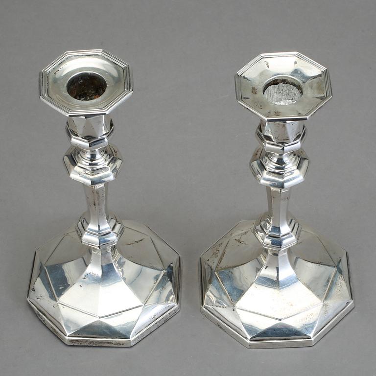 LJUSSTAKAR, ett par, silver, Hawksworth, Eyre & Co, Sheffield, England, 1912.