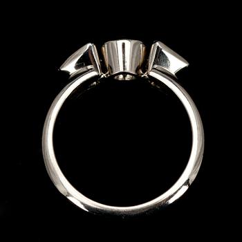 RING, titan, briljant 0,52 ct, 2 x blå diamanter à 0,25 ct. Gad Leinson Helsingfors 2008. Intyg EGL. Unik.