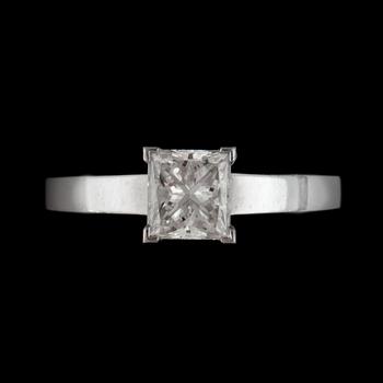 128. RING, Cartier, med prinsesslipad diamant 1.07 ct. Kvalitet H/VVS1 enligt bifogat certifikat. No. 91242A.