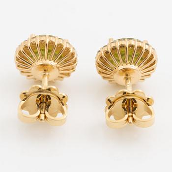 Örhängen 18K guld med peridot och briljantslipade diamanter.