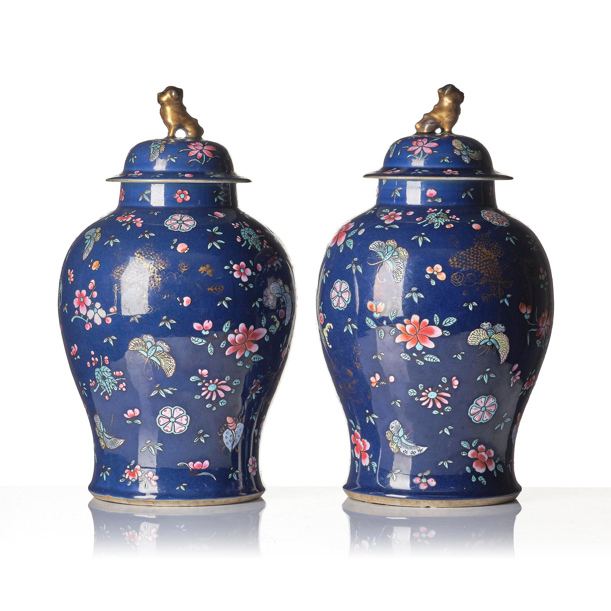 Urnor med lock, ett par, porslin. Qingdynastin, 1700/1800-tal.