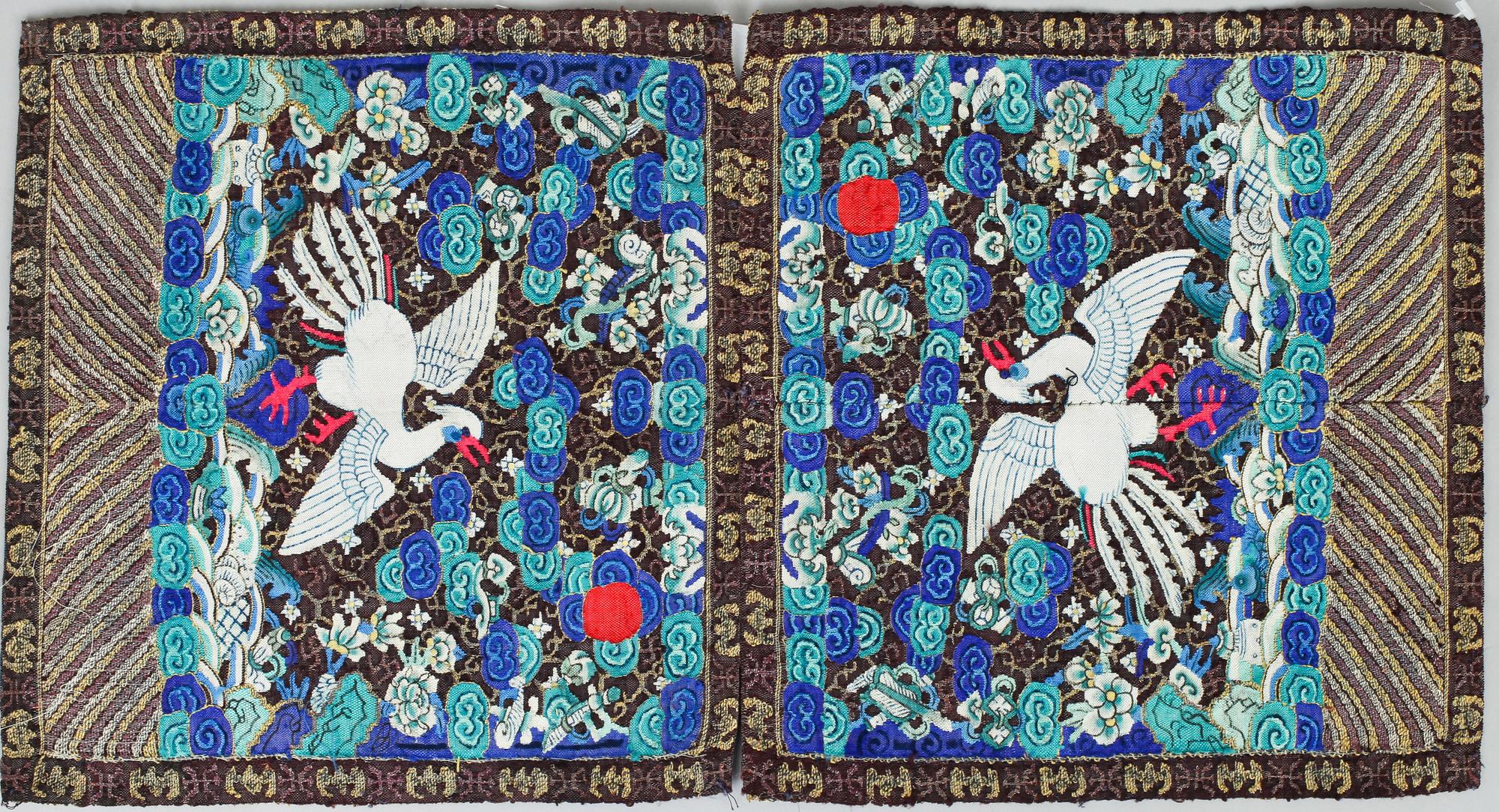 RANGMÄRKEN, 8 st., siden, s.k. Buzis. Ca 28-33 x 29,5-33,5 cm vardera. Kina omkring 1900.