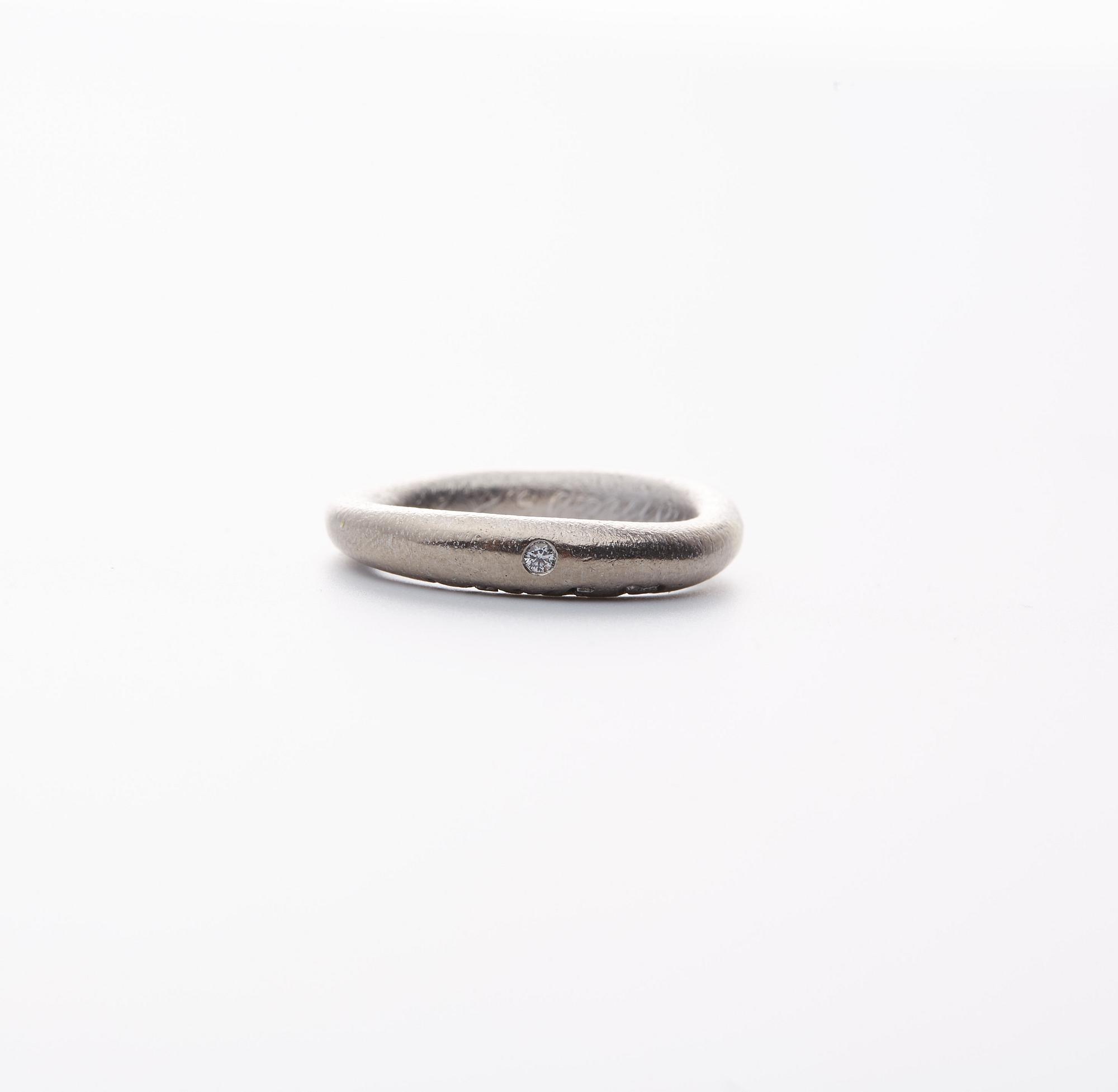 RING, Ole Lynggaard, "Love" nr 3. 18 k vitguld, 0,015 ct. Vikt ca 6 g.