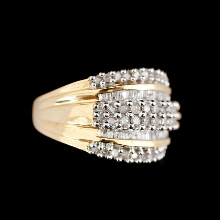 RING, 10 k guld, briljant och baguetteslipade diamanter totalt ca 1.50 ct.