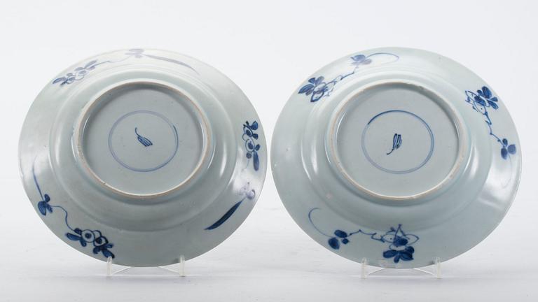 TALLRIKAR, 2 st, porslin, Kangxi, (1662-1722).