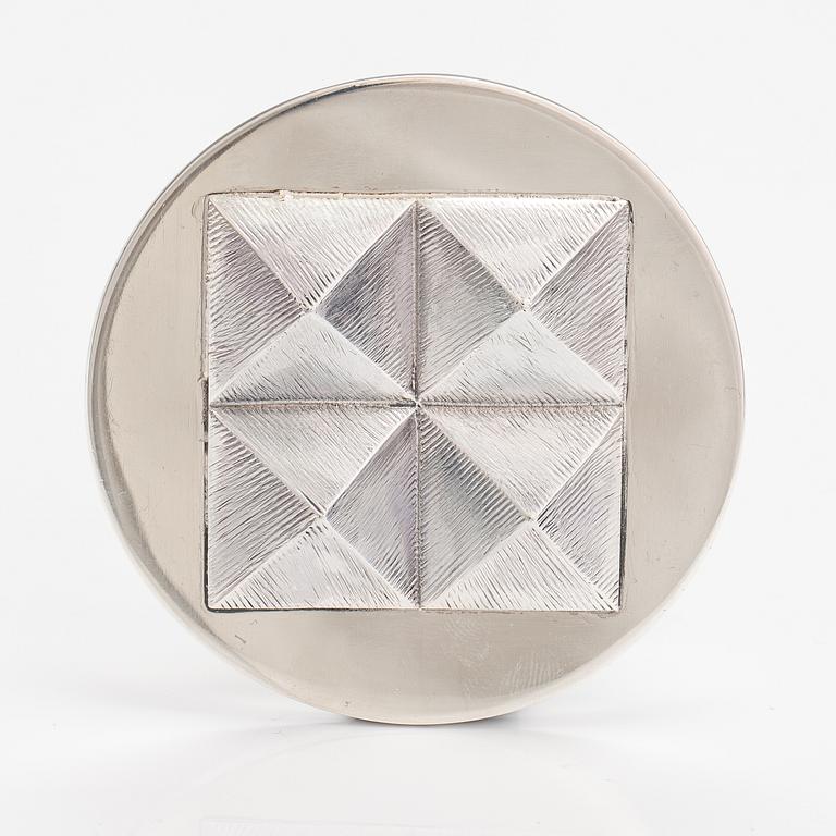 Kaija Aarikka, Brosch, sterlingsilver, numrerad 5/8. Alpo Jääskeläinen, Helsingfors 1972.