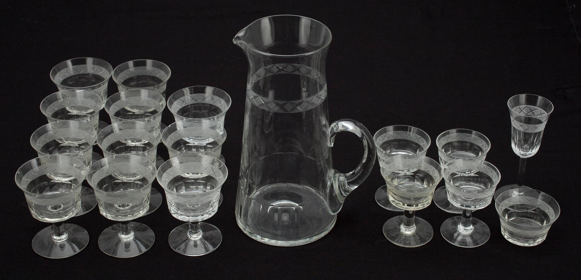 GLASSERRVIS, 17 delar, samt KANNA, "Antica" Nuutajärven lasi, 1900-tal.