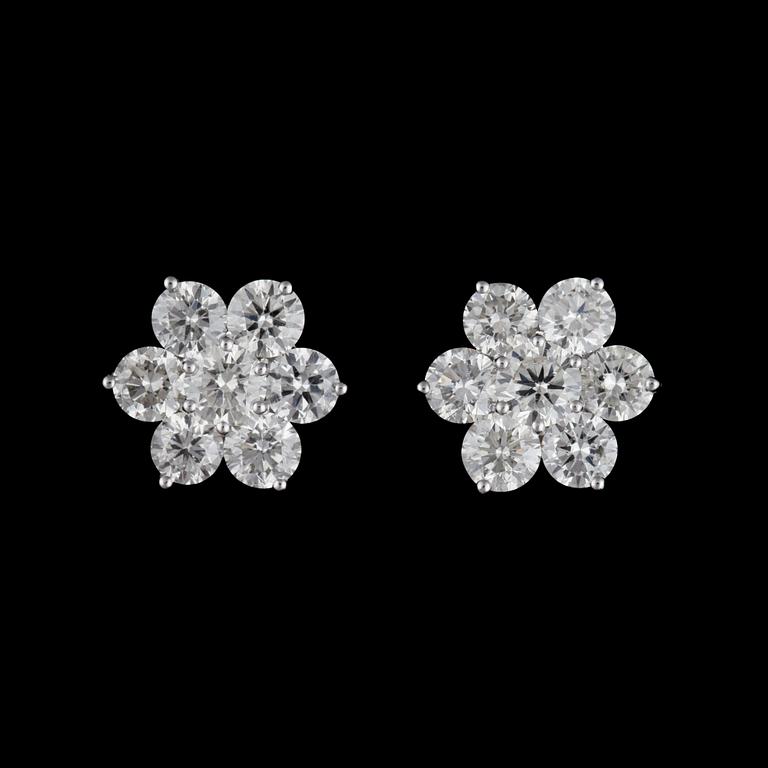 A pair of brilliant cut earrings, tot. app. 3.20 cts.