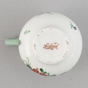 12 crèmekoppar med fat, Rörstrand samt Lidköping, 1900-talets början.