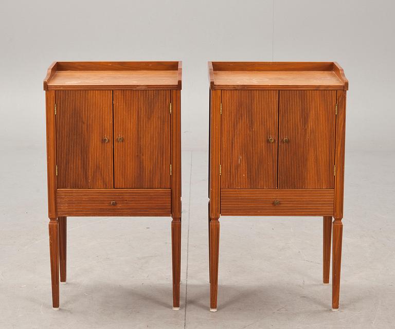 POTTSKÅP, ett par, gustaviansk stil, 1900-talets slut.