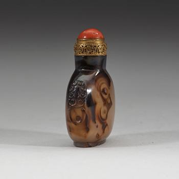 A agathe snuff bottle with stopper, Qing dynasty (1644-1912).