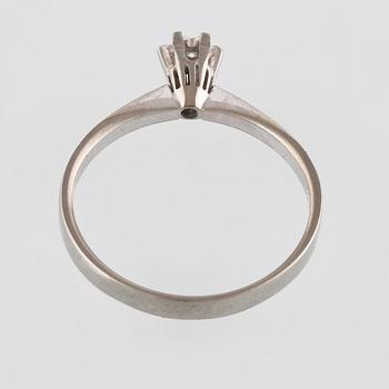RING, 18K vitguld med åttkantslipad diamant, importstämplad. Vikt 2,4 gram.