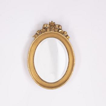 A pair of Gustavian style giltwood and parcel-gilt mirrors from around year 1900.