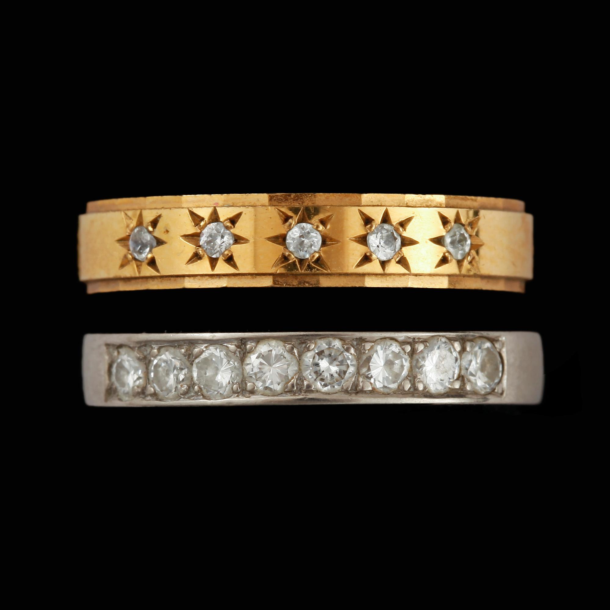 RINGAR, 2 st, 18 k guld, 1900-talets andra hälft. Vikt ca 6 g.