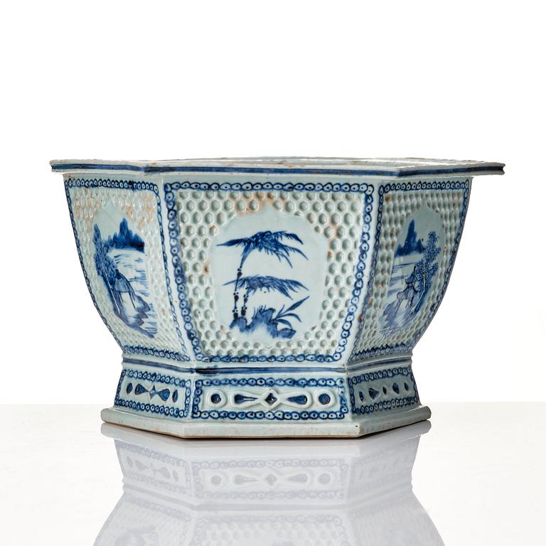 A blue and white flower pot, Qing dynasty, 19th Century.