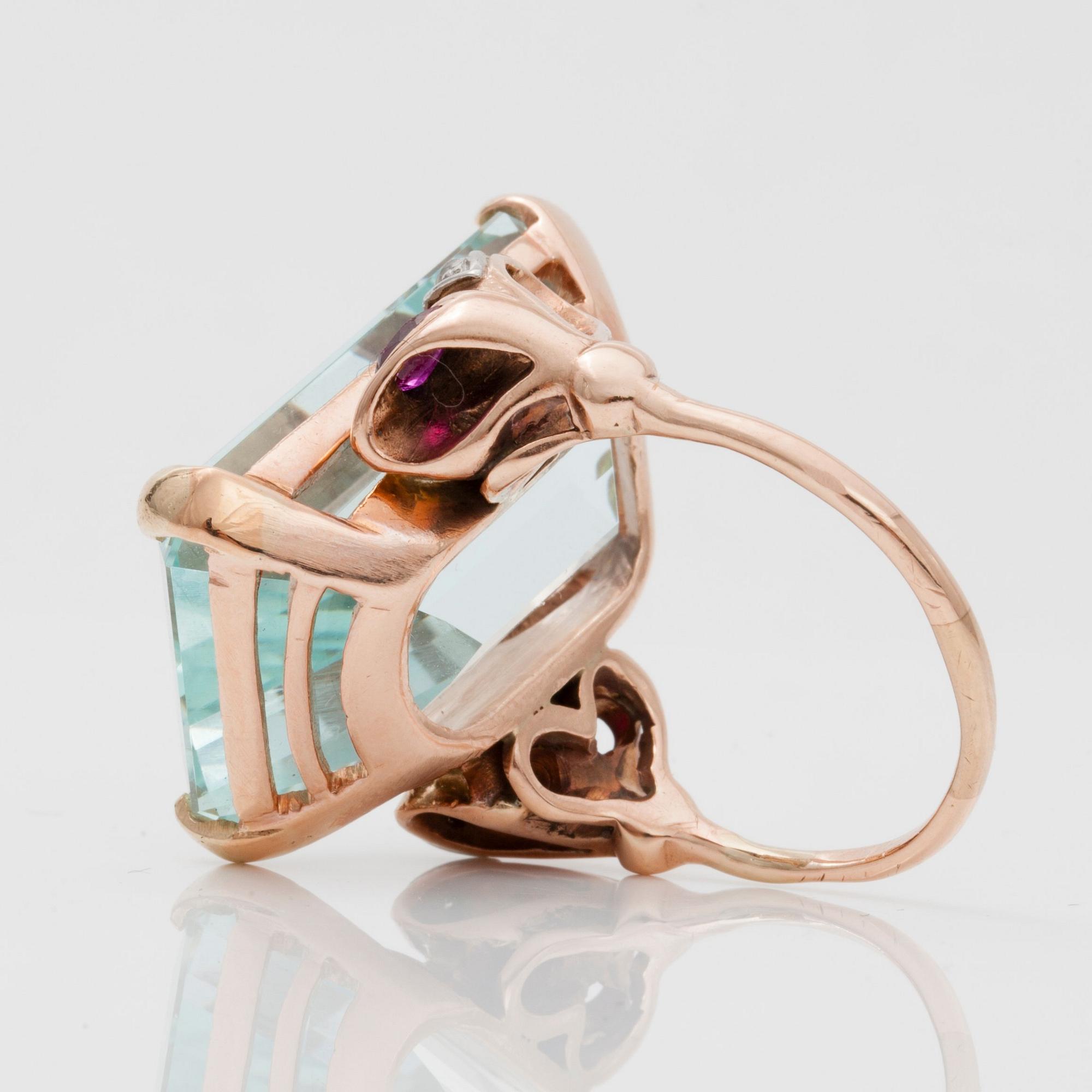 RING med akvamarin ca 36.00 ct, rubiner och diamanter.