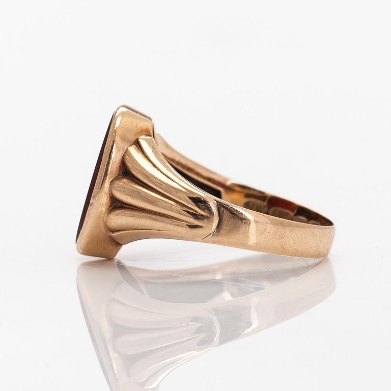 Ring, 14K guld med en oval sard sten, Westerback, Helsingfors 1956.