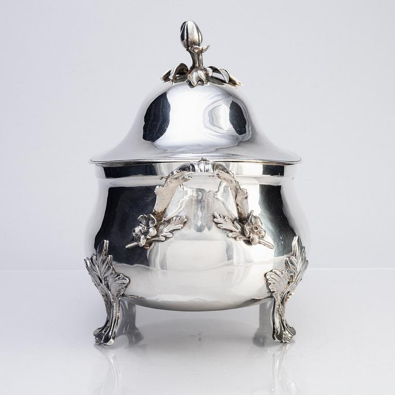 A Swedish 18th century silver tureen with lid, mark of Simson Ryberg, Stockholm 1775.