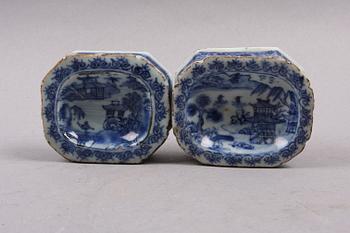 SALTKAR, 2 st, porslin, Qianlong, 1700-tal.