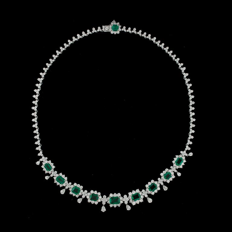 COLLIER, trappslipade smaragder, tot. 12.06 ct, och briljant- och droppslipade diamanter, tot. 15.54 ct.