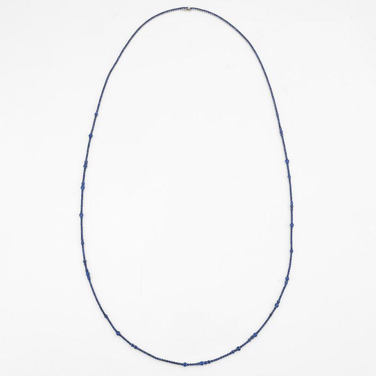 Collier 18K vitguld med fasettslipade safirer.