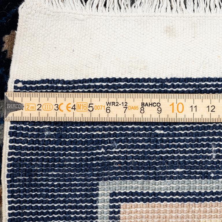 Carpet China, approx. 290 x 190 cm.