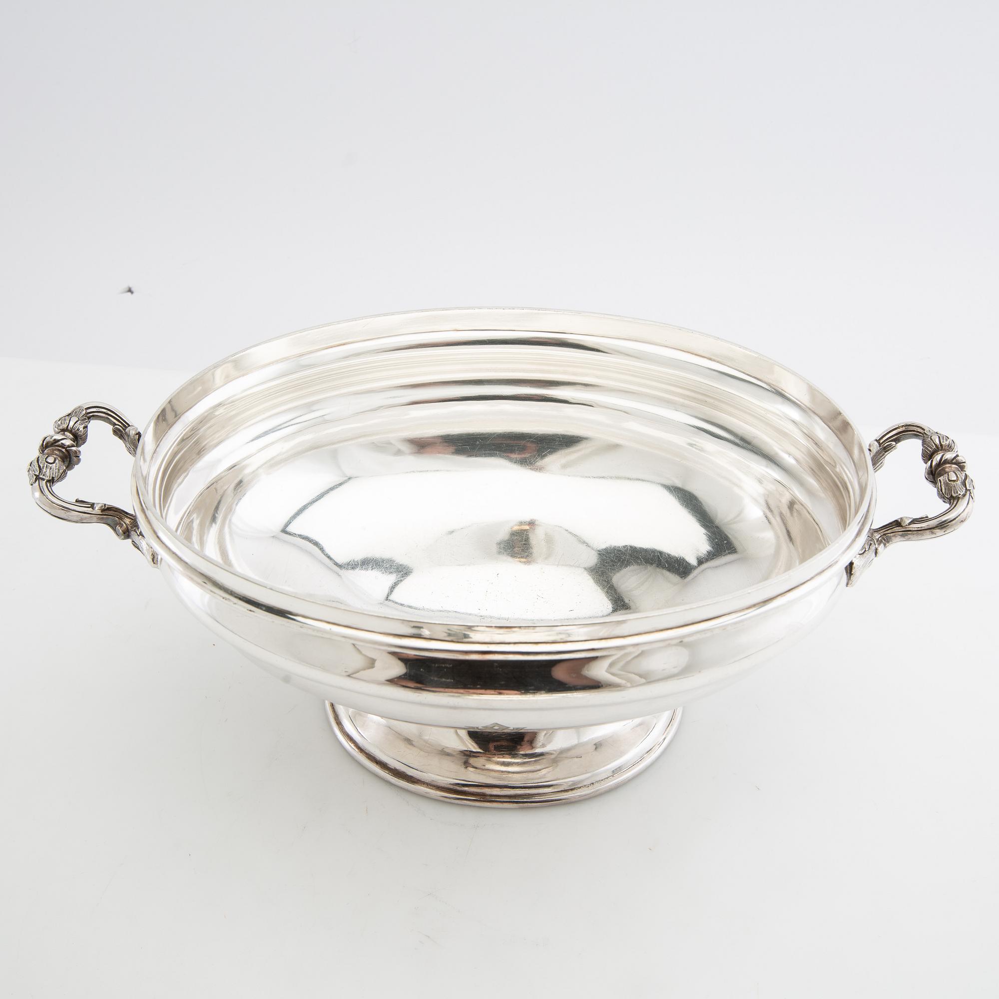 Tureen with lid Louis XV style England silver plate early 20th century.