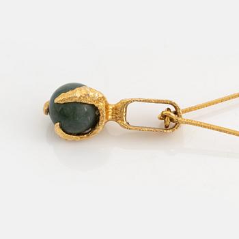 Björn Weckström, A 14K gold pendant "Kultasammal" with moss agate and a chain. Lapponia 1971 and 1986.