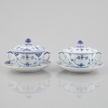 Buljongkoppar med lock, porslin, två stycken, porslin, Royal Copenhagen, "Musselmalet", modell 764 och 2199, post 1923.