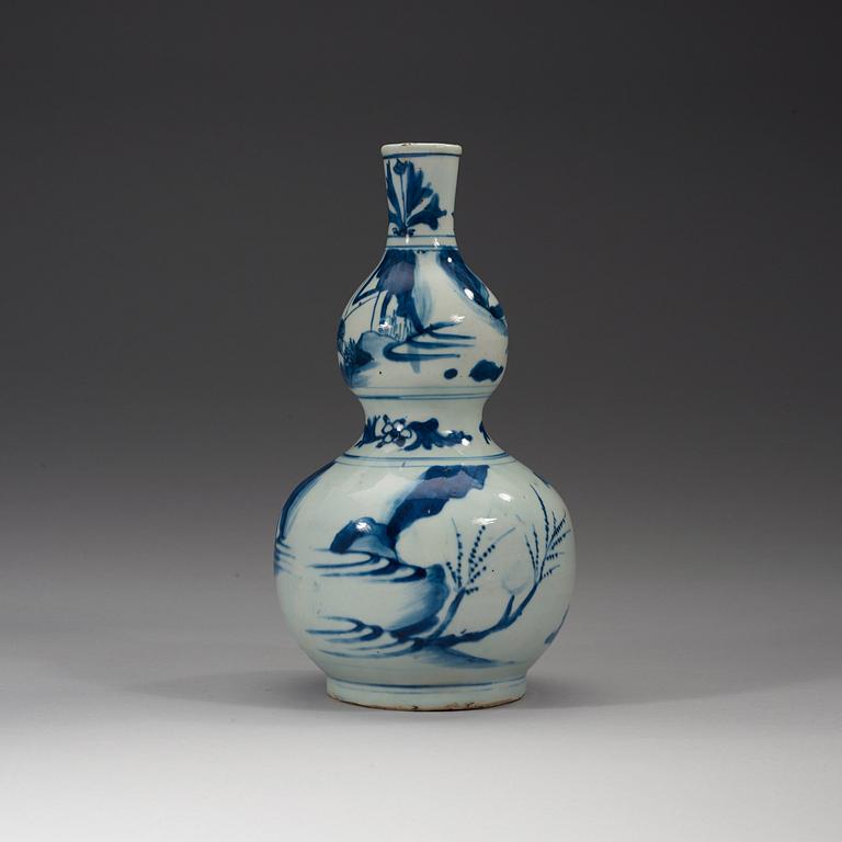 A blue and white Transitional kalebass vase, 17th century.