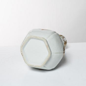 Flaska, vapenporslin. Qingdynastin, 1700-tal.