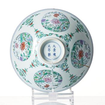 Skål, porslin. Qingdynastin med Yongzhengs märke och period (1723-35).